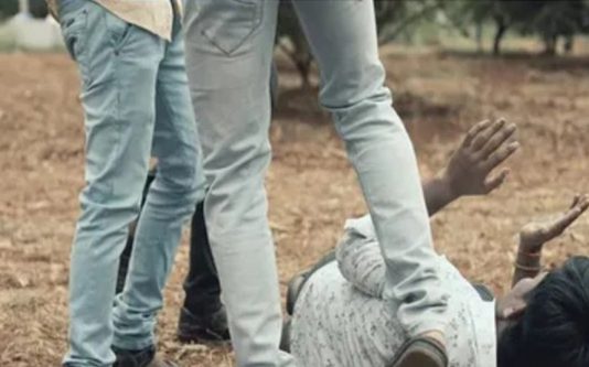 த.லித் இ.ளைஞனை ‘பி ன்வழியாக கம்பியை விட்டு’ து.டி.க்கத் து.டி.க்க தா.க்.கிய காதலியின் கு.டு.ம்பத்தார்! ப.ய.ங்கர ச.ம்.பவம்!!