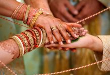 7 ஆண்டு கால ம.னை.வியை காதலனுக்கு மணமுடித்து வைத்து கண் கலங்கிய கணவர்! திரண்டு வந்த கிராம மக்கள்!!