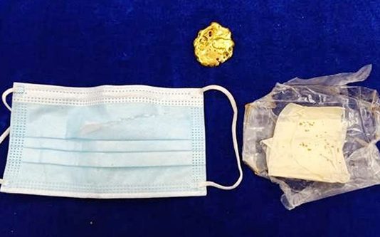 முகக்கவசத்துக்குள் தங்கத்தை நூதன முறையில் க.ட.த்திய நபர்.. அதன் மதிப்பு எவ்வளவு தெரியுமா?