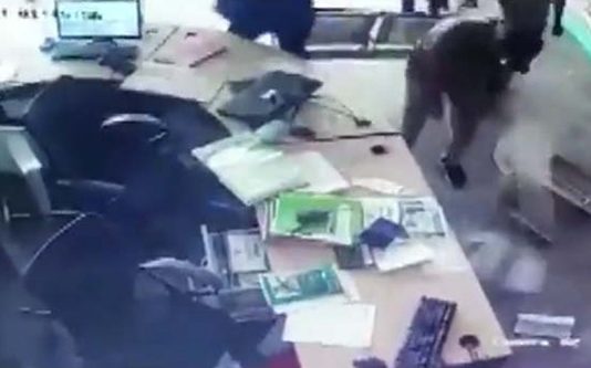 அழகிய இளம் மனைவி ம.ர.ணம்… ம.ரு.த்துவமனையை தீ வைத்து கொ.ளு.த்திய க ணவன்! நடுங்க வைக்கும் திக் திக் காட்சி!!