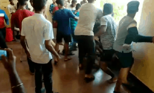 சீனியர் மாணவியிடம் ஜூனியர் மாணவன் சி ல்மிஷம் : கல்லூரி மாணவர்கள் மோ.த.லால் ஏ ற்றப்பட்ட ப.ர.பரப்பு!!