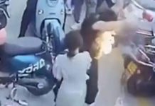 ரோட்டில் சென்ற நபரின் பேக்கில் இருந்து தி.டீ.ரென தீ.ப்.பி.டித்து வெ.டி.த்த செல்போன்; வைரலாகும் வீடியோ!