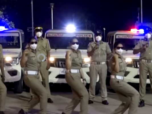 குக்கூ பாடலுக்கு குத்தாட்டம் போட்ட கேரள போலிஸ்! என்ஜாயி எஞ்சாமியின் புதிய வெர்ஷன்.. தெறிக்கவிடும் காட்சி!!