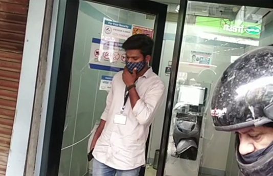 ஹெச்.டி.எப்.சி. ஏடிஎம் மையத்தில், பணம் நிரப்பியபோது வங்கி ஊழியர், பா.து.கா.வலரை து.ப்.பா.க்.கியால் சு.ட்.டு துணிகர கொ.ள்.ளை!!