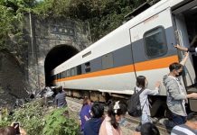 தாய்வானில் ரயில் தடம் புரண்டு விபத்து ; பலர் உ யிரிழப்பு!! அ தி ர்ச்சியளிக்கும் தகவல்!!