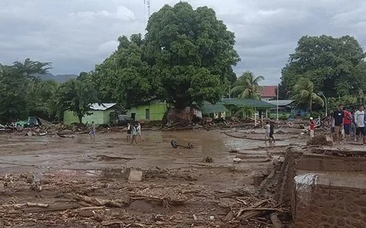 கனமழையால் பெருவெள்ளம்… நிலச்சரிவில் உ.யி.ருடன் புதைந்த மக்கள்: வெளிவரும் பகீர் பின்னணி!!