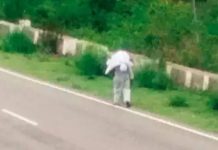 தாயின் சடலத்தை மகனே தோளில் சுமந்த நடந்து சென்ற அவலம் : நெஞ்சை உருக்க வைக்கும் புகைப்படம்!!