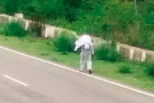 தாயின் சடலத்தை மகனே தோளில் சுமந்த நடந்து சென்ற அவலம் : நெஞ்சை உருக்க வைக்கும் புகைப்படம்!!