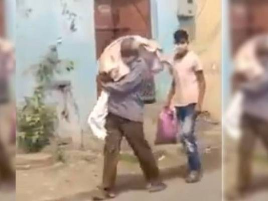 11 வயதான மகளின் சடலத்தை தோளில் தூக்கிக் கொண்டு மயானத்திற்கு ஓடிய தந்தை!!