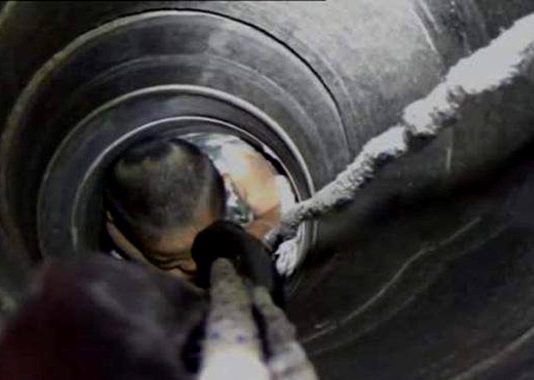 95 அடி ஆழ்துளைக் கிணற்றில் விழுந்த கு.ழ.ந்தை மீட்பு : திக் திக் நிமிடங்களின் புகைப்படங்கள்!!