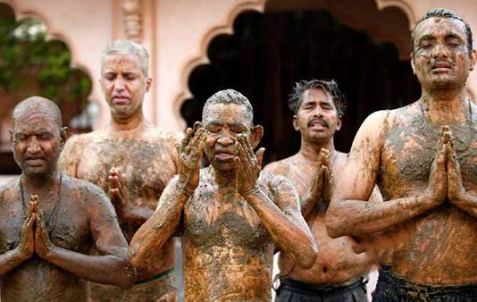 கொரோனாவை விரட்ட இந்தியாவில் பிரபலமாகும் மாட்டுச் சாண குளியல் : நடந்த சம்பவம்… மருத்துவர்கள் எச்சரிக்கை!!