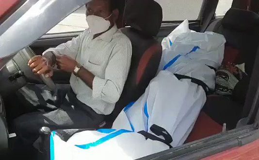 மடிந்த மனிதநேயம் : மகளின் சடலத்தை கட்டி காரிலேயே எடுத்துச்சென்ற தந்தை : நெஞ்சை உலுக்கும் காட்சி!!