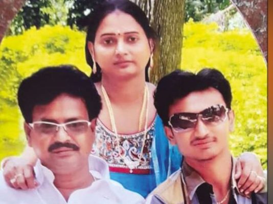 கிராமத்துக்கு சென்று மனைவியின் அஸ்தியை கரைத்த கணவன் : பின்னர் மகனுடன் சேர்ந்து எடுத்த விபரீத முடிவு!!