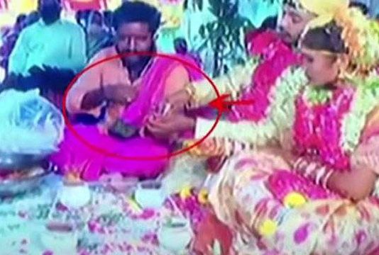 மணமேடையில் புரோகிதர் செய்த கீழ்த்தரமான செயல் : திருமண வீடியோவை பார்த்த குடும்பத்தாருக்கு ஏற்பட்ட பேரதிர்ச்சி!!
