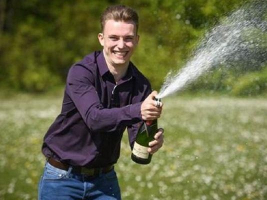 கோடீஸ்வரனாக மாறிய அதே நாளில் மனதுக்கு பிடித்த அழகிய பெண்ணுடன் முதல் டேட்டிங்! இளைஞனுக்கு இரட்டை அதிர்ஷ்டம்!!