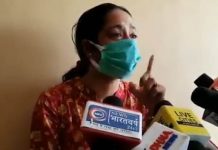 இடுப்பில் கை வைத்து… கொரோனா பாதித்த கணவரை மருத்துவமனையில் சேர்த்த மனைவிக்கு நேர்ந்த அவலம்!!