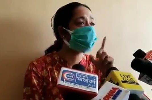 இடுப்பில் கை வைத்து… கொரோனா பாதித்த கணவரை மருத்துவமனையில் சேர்த்த மனைவிக்கு நேர்ந்த அவலம்!!