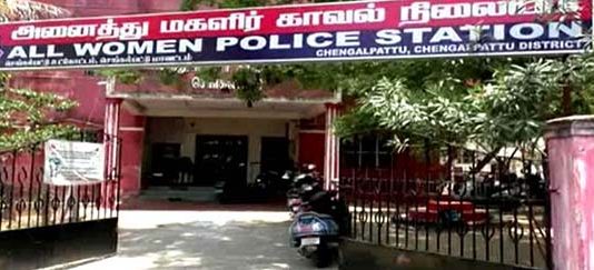 சக காவலர்கள் உரிய நேரத்திற்கு வராததால் பெண் ஆய்வாளர் செய்த செயல்!