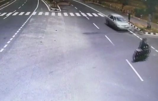 கார் வருவது தெரியாமல் சாலையைக் கடக்க முயன்ற இருசக்கர வாகனத்தின் மீது மோதிய கார்..!