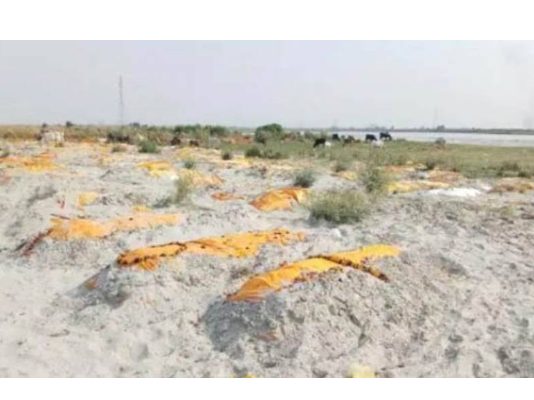 கங்கை ஆற்றின் மணலில் கண்டுபிடிக்கப்பட்ட ஏராளமான பி.ண.ங்கள்! ஆற்றில் மிதந்த நிலையில் அடுத்த அ.திர்ச்சி!