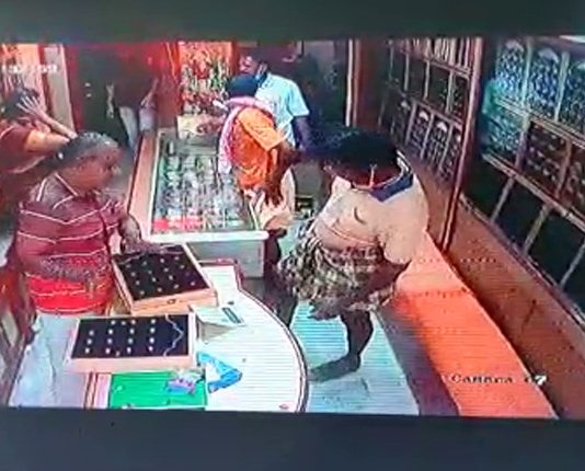 ஆர்டர் கொடுத்து வாங்கிய நகைகள் தரமற்றதாக இருந்ததாக பு.கா.ர்.. உறவினர்களுடன் வந்து நகைக்கடையை சூ.றை.யாடிய வ ழக்கறிஞர்!