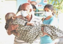 வாலிபங்கள் ஓடும்… வயதாக கூடும்… ஆனாலும், அன்பு மாறாதது… வார்த்தைகளை மெய்ப்பித்த முதியவர்!