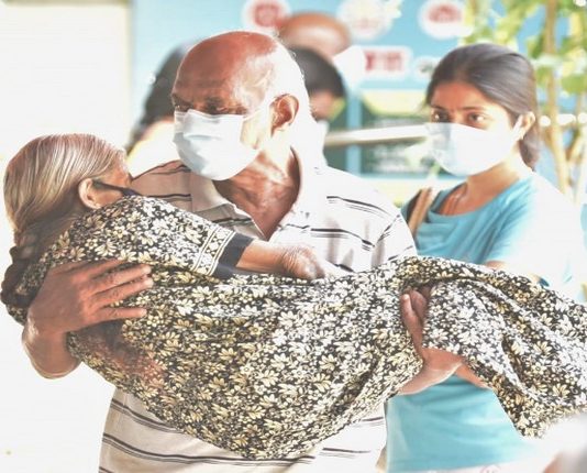 வாலிபங்கள் ஓடும்… வயதாக கூடும்… ஆனாலும், அன்பு மாறாதது… வார்த்தைகளை மெய்ப்பித்த முதியவர்!