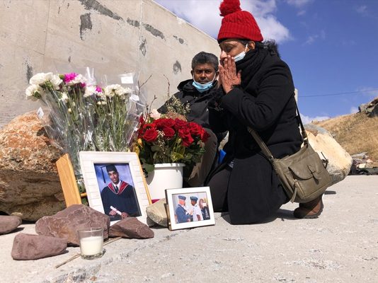 பெற்றோர் கண் முன்னே கடலில் வி.ழுந்து ப.லி.யான இளைஞர்… உ.யி.ரி.ழந்த இடத்தில் ஆறுதலுக்காக ஒன்றுகூடிய மக்கள்..!