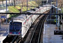 ரயில் தண்டவாளத்தில் காரை விட்டுவிட்டு ஓடிய நபர்… அதிர்ஷ்டவசமாக உயிர் தப்பிய ரயில் பயணிகள்!!