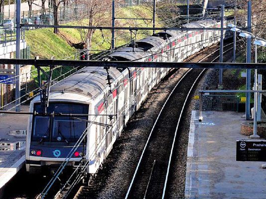 ரயில் தண்டவாளத்தில் காரை விட்டுவிட்டு ஓடிய நபர்… அதிர்ஷ்டவசமாக உயிர் தப்பிய ரயில் பயணிகள்!!