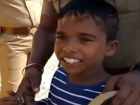 போலீசார் மத்தியில் சூப்பர் சிங்கர் பூவையார் செய்த செயல்! வைரலாகும் வீடியோ!!