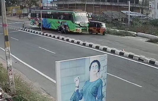 திடீரென குறுக்கே வந்த பைக்… ஆட்டோ மீது மோ.தி.ய பேருந்து.. CCTV காட்சிகள்!!