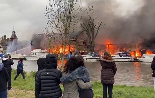 தேம்ஸ் நதி தீ.வி.ல் பாரிய தீ.வி.ப.த்து! – மீட்பு பணிகள் தீ.வி.ரம்!! திக் திக் காணொளி!!