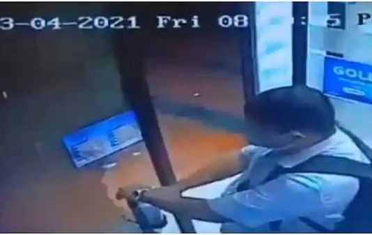 இதையெல்லாமா தி.ரு.டுவாங்க! – ஏடிஎம்-ல் இந்த இ.ளை.ஞர் செ.ய்த காரியத்தை பாருங்க!!