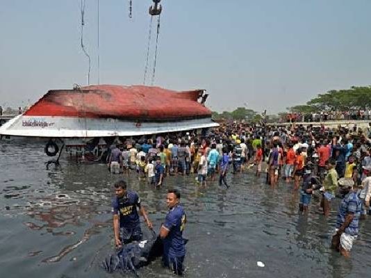 இரு படகுகள் ஒன்றுக்கொன்று மோ.தி கோ.ர வி.ப.த்து: 26 பேர் ப.ரி.தாப.மா.க ப.லி!!