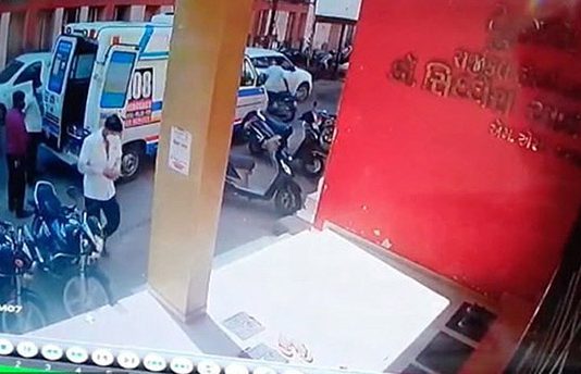 குஜராத்தில் கொரோனா நோயாளியை அழைத்துச் செல்ல வந்த ம.ரு.த்.துவ உதவியாளர்!! நேர்ந்த விபரீதம்!!