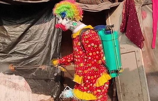 கோமாளி போல் வேடமணிந்து கொரோனா விழிப்புணர்வு ஏற்படுத்தும் இளைஞர்..! வீடியோ காட்சி!!