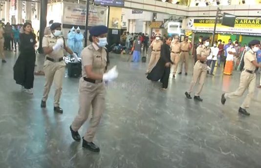 சென்னை சென்ட்ரலில் குக்கூ குக்கூ … காக்கி பெண்களின் அழகான கொரோனா விழிப்புணர்வு நடனம்..!