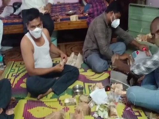 திருப்பதியில் உஞ்சவிருத்தி செய்தவர் வீட்டில் கட்டுக்கட்டாக ரூபாய் நோட்டுகள்!! அதிர்ச்சியில் மக்கள்!!