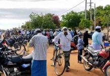சமூக இடைவெளியை காற்றில் பறக்கவிட்ட பொதுமக்கள் : கொத்து கொத்தாக கொரோனா பரவும் அபாயம்..!!