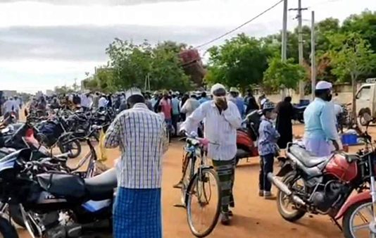 சமூக இடைவெளியை காற்றில் பறக்கவிட்ட பொதுமக்கள் : கொத்து கொத்தாக கொரோனா பரவும் அபாயம்..!!