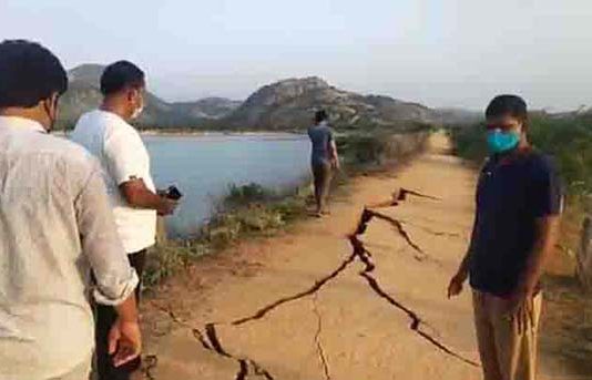 ஏரிக்கரையில் திடீர் பிளவு… அதிர்ச்சியில் பொதுமக்கள் !!