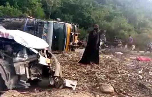 கோழிகளை ஏற்றிச்சென்ற வாகனம் விபத்து : பறந்து சென்ற கோழிகளை பிடிக்க ஓட்டம் பிடித்த மக்கள்!!