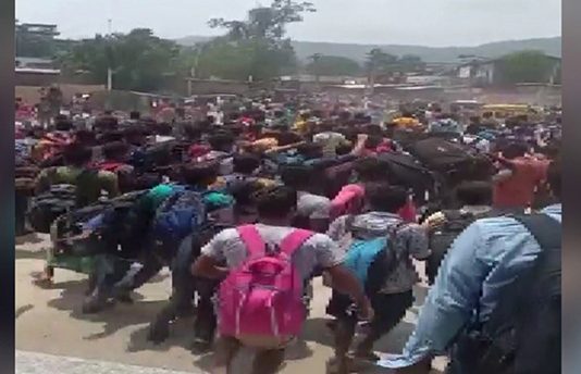 ரயில்நிலையத்தில் இருந்து தெரித்து ஓடிய 600 பயணிகள்… வைரல் வீடியோ!!