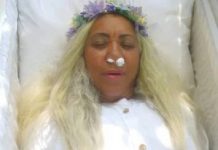 தன் இறுதி சடங்கை ஒத்திகை பார்த்த பெண்! வாய்பிளக்கும் உறவினர்கள்!!