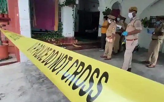 வீட்டை விட்டு வெளியில் வந்த கொரோனா நோயாளி : பின் மனைவிக்கும் மகளுக்கும் நடந்த விபரீதம்!!