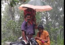 கொட்டும் மழையில் மகளுக்காக குடை பிடித்தபடி நின்ற தந்தை! உருகவைக்கும் காரணம்!!
