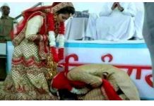 மணமகள் காலில் விழுந்து ஆசிர்வாதம் வாங்கியது ஏன்? வைரலான மாப்பிள்ளை சொன்ன நெகிழ்ச்சியான காரணங்கள்!!