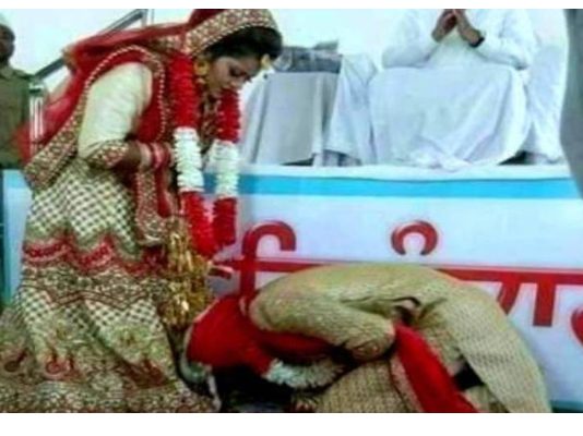 மணமகள் காலில் விழுந்து ஆசிர்வாதம் வாங்கியது ஏன்? வைரலான மாப்பிள்ளை சொன்ன நெகிழ்ச்சியான காரணங்கள்!!
