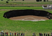 விளைநிலத்தில் திடீரென உருவான பெரும்பள்ளத்தால் மக்கள் பேரதிர்ச்சி!!